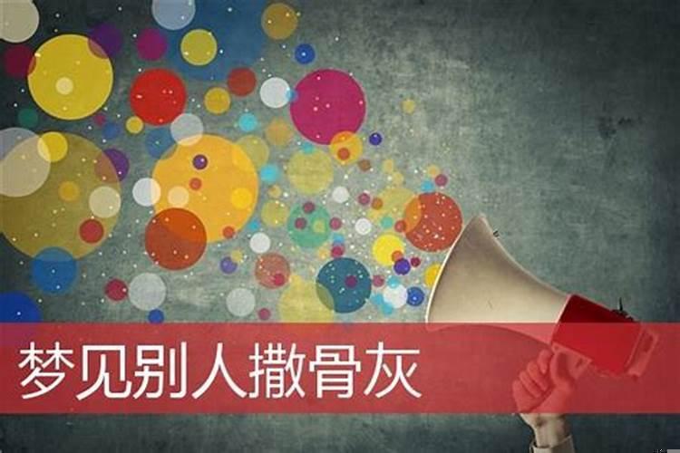 梦见金黄色的鲤鱼在湖里游