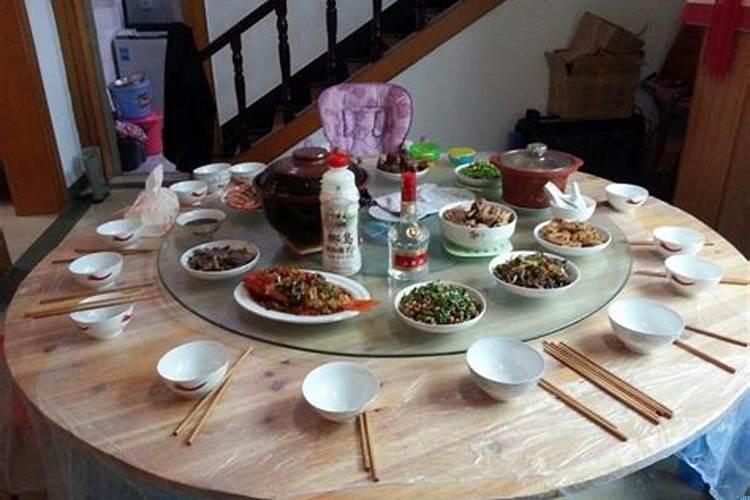 碗筷柜子怎么摆放