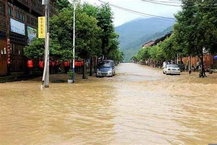 梦见发大水自己逃跑
