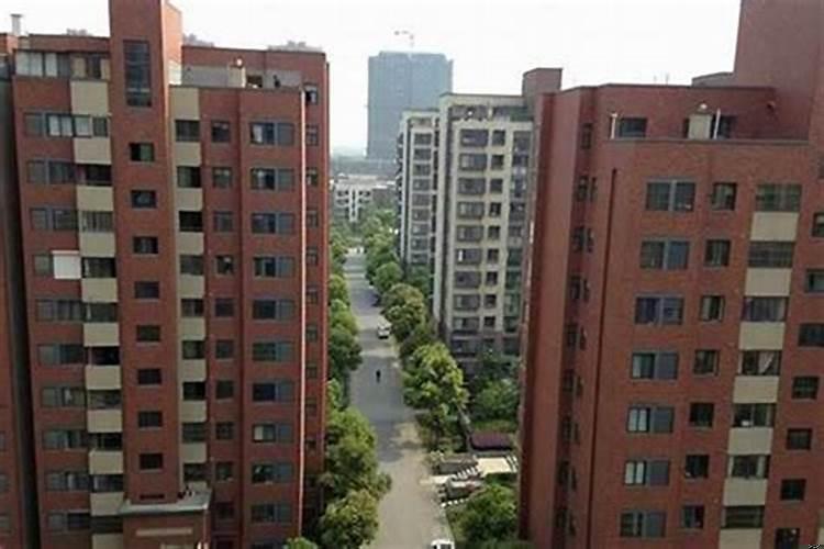 门对门隔路如隔山对吗