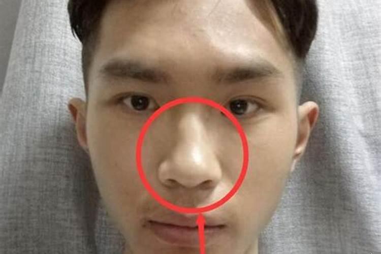 鼻梁低的男人面相
