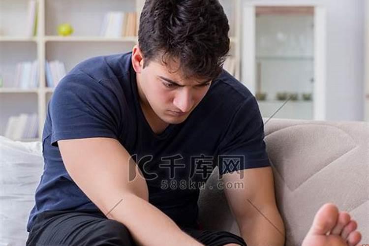 梦见外面的狗在自己家里生了两窝小狗