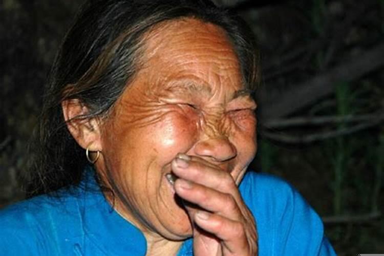 梦见死人自己笑是什么意思