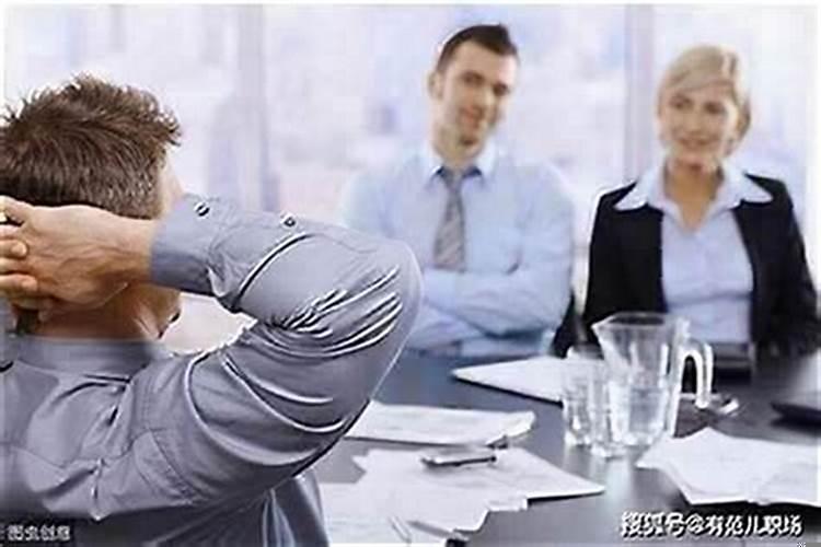 对于背后使坏的人和小人，应该怎么办