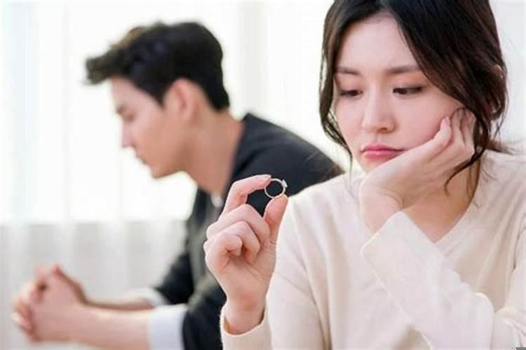 夫妻一方出轨算是违法吗