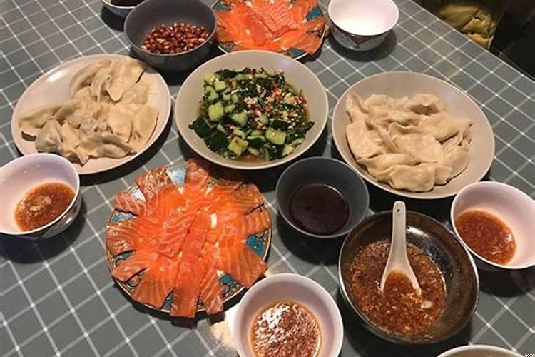 梦见去朋友家吃饭很多人
