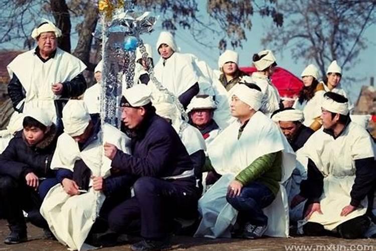 梦见有人穿白孝衣什么意思呢