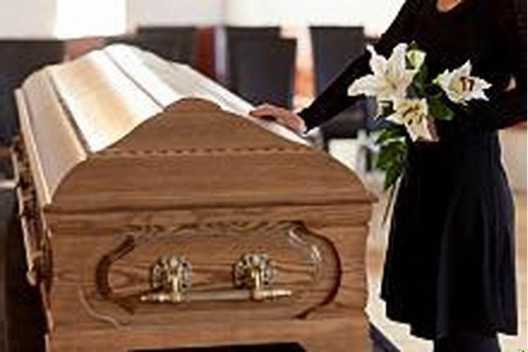 梦见自己抬棺材是怎么回事