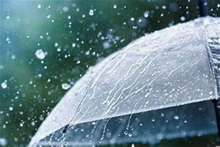 贵人出门逢雨什么意思啊