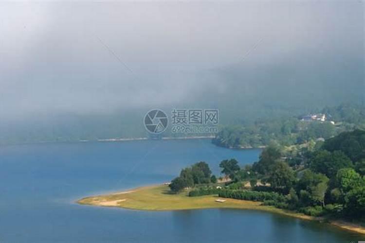 梦见山云雾缭绕