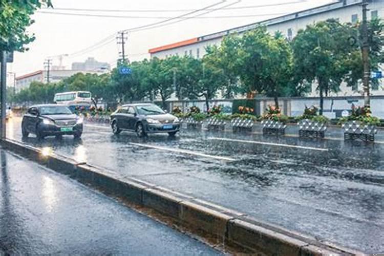 男人梦到下雨了是什么意思啊