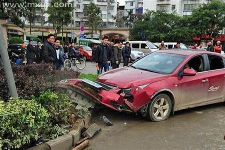 梦见家人出车祸吓醒了