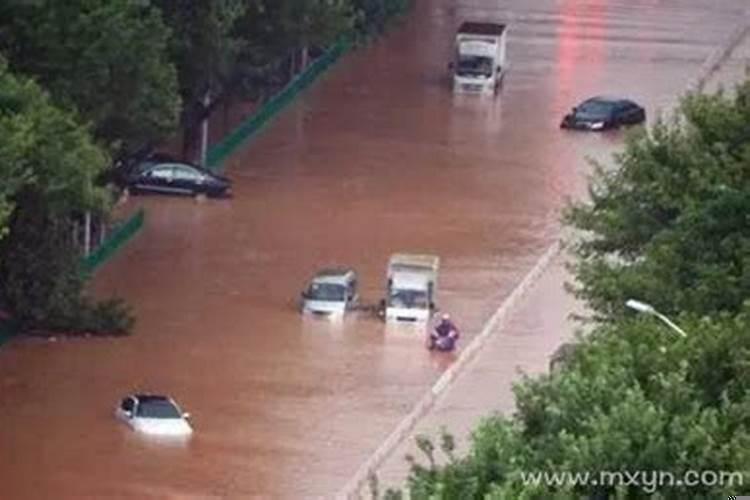 梦见发大水把路淹了过不去
