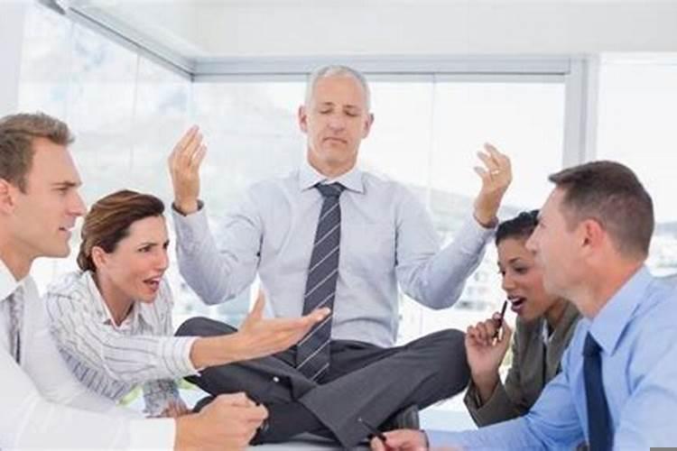 领导事儿多看不上你,咋办