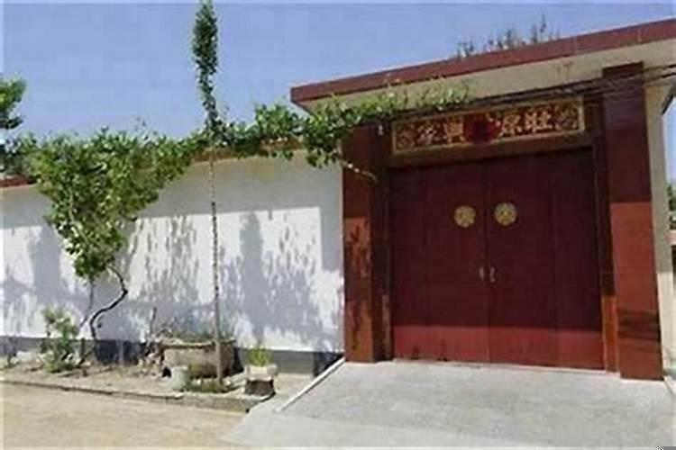 农村的院子大门开在中间