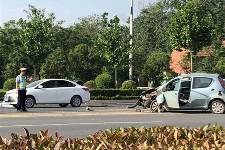 梦见看到车祸预兆什么