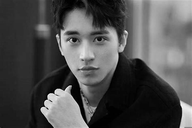水瓶男活泼吗