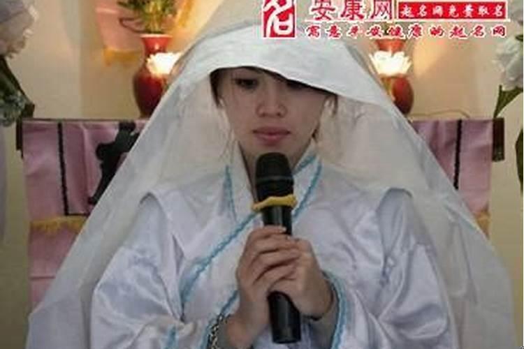 梦见死去的奶奶又在给她办丧
