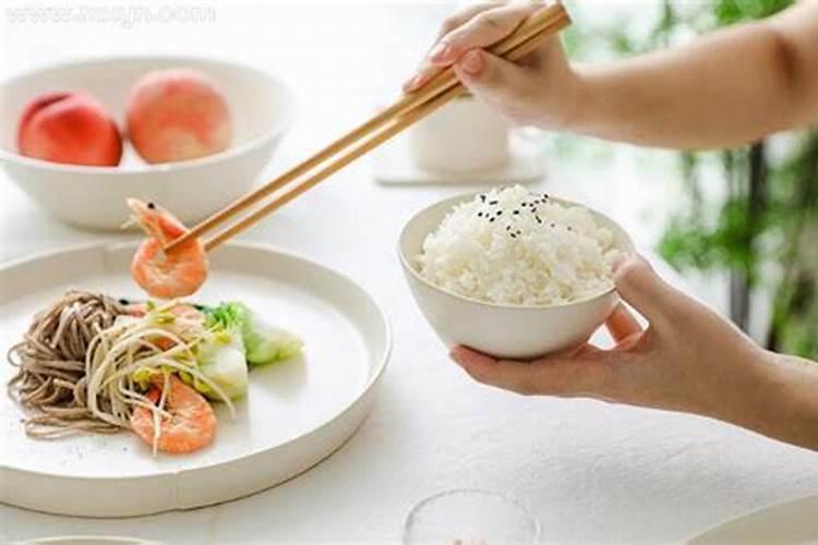 梦见别人吃饭很香是什么预兆