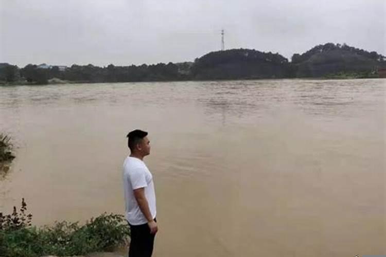 梦见水库水涨起来