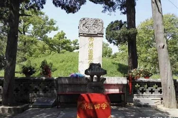 梦到父亲的坟地是什么意思