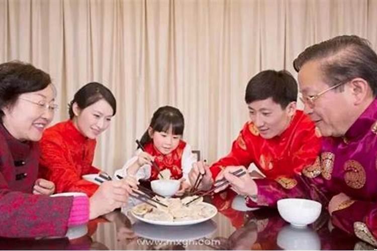 梦见很多人一起吃猪蹄
