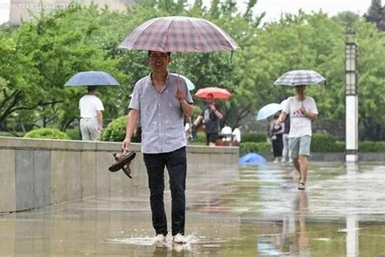 梦到自己趟水啥意思