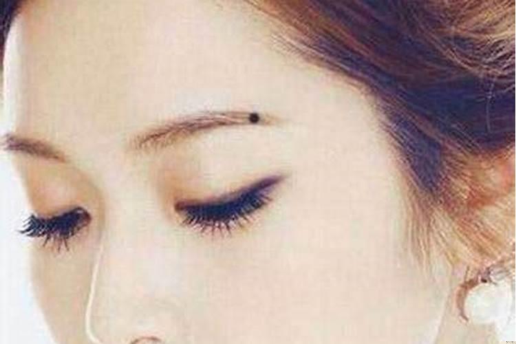 男人眉尾旁边有痣