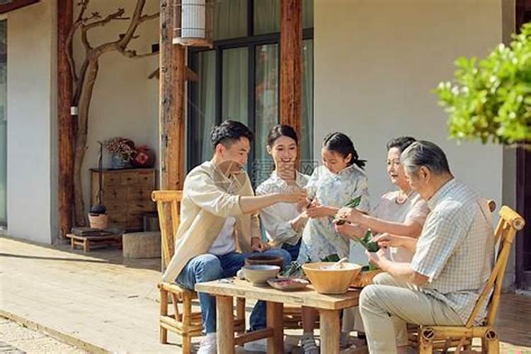 梦见家里亲戚聚在一起