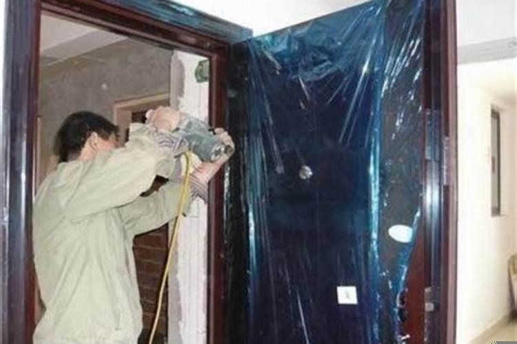 家里防盗门正对着墙挂什么好