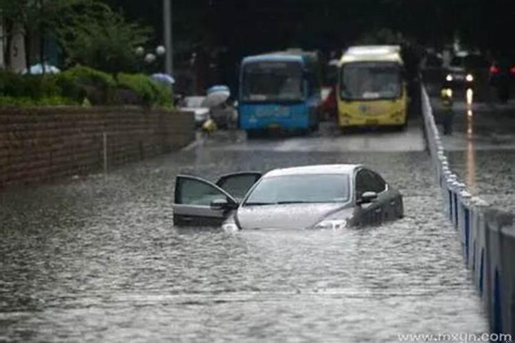 梦见被洪水困住，抱住了一棵树