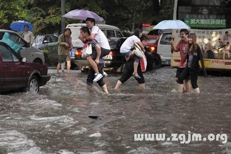 梦见被洪水困住，抱住了一棵树