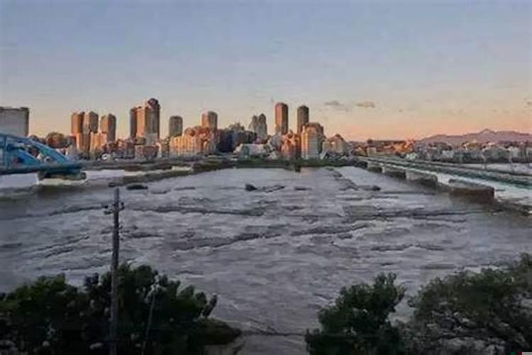 梦见被洪水困住，抱住了一棵树