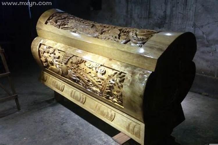 梦见坟墓棺材死人