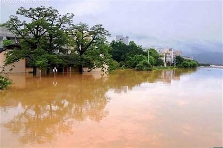梦见发洪水啥意思?