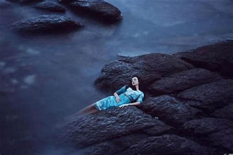 梦里梦见不认识的人死了是什么意思