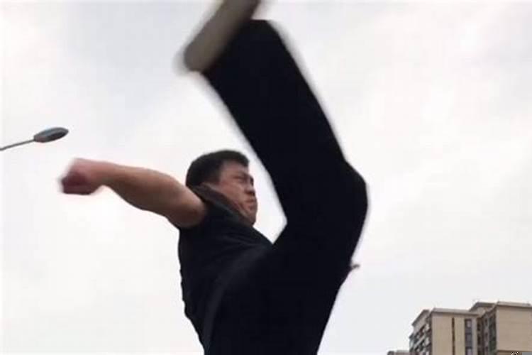 如何踢旋风踢