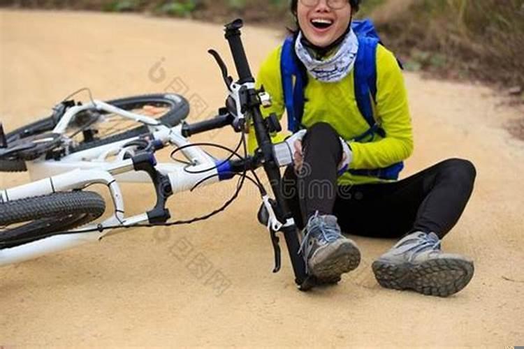 做梦梦见骑车摔倒了