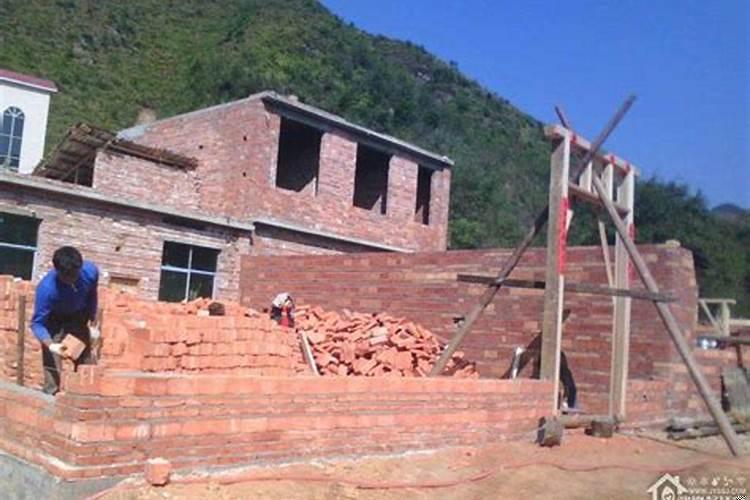 52岁女性梦见自己和弟弟在建房子了