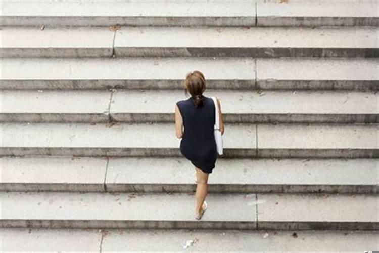 梦见爬上楼梯是什么意思