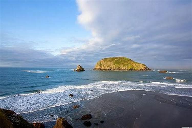 房子四面有路风水好吗