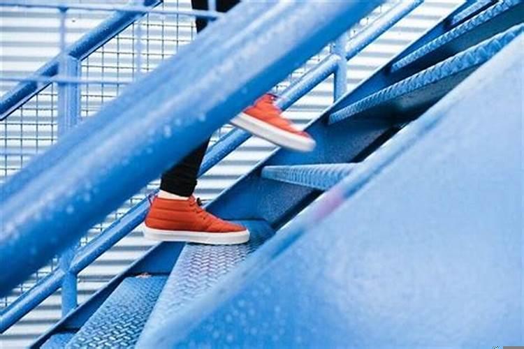 梦见爬上楼梯是什么意思