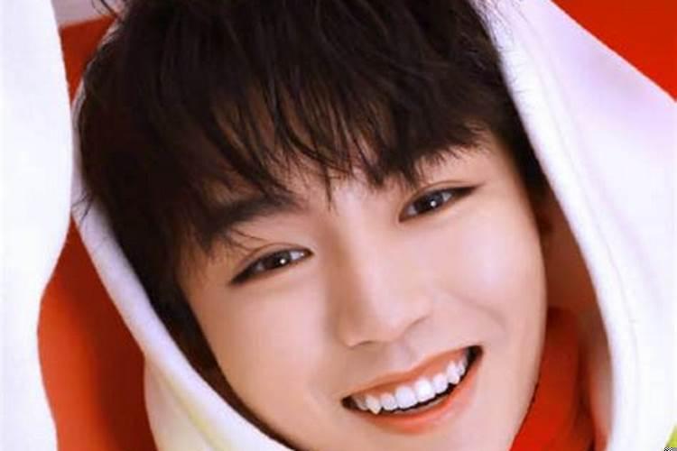 上下有虎牙的人