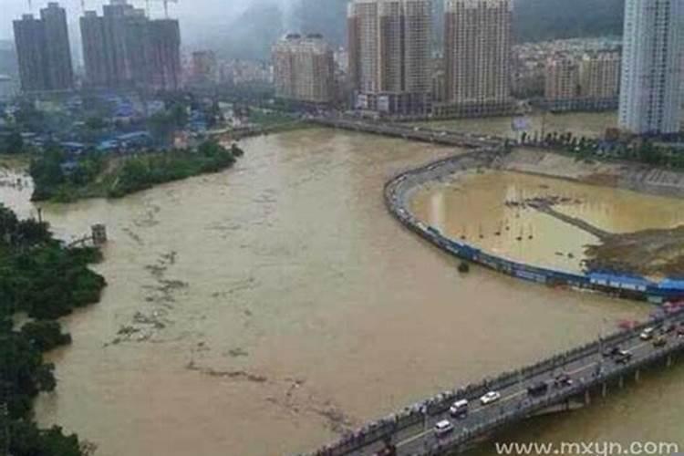 梦见峡谷涨水