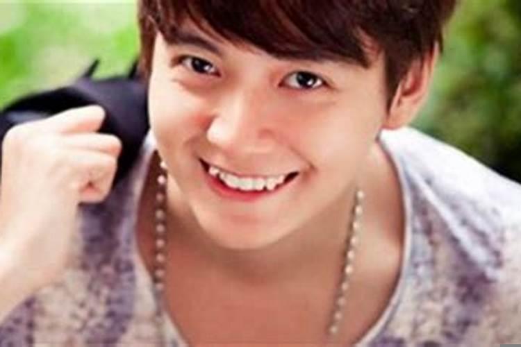 上下有虎牙的人