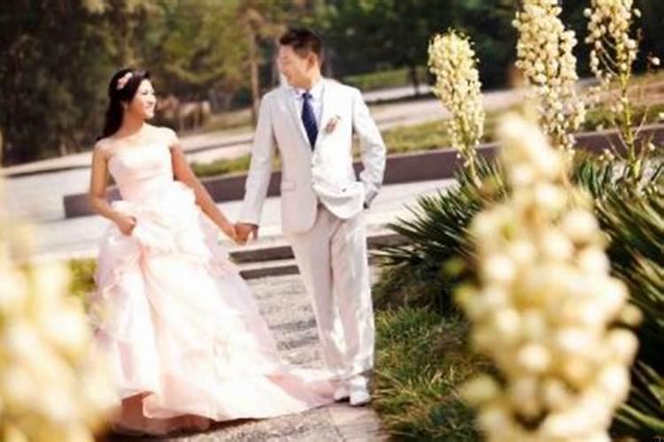 梦见自己穿婚纱订婚了