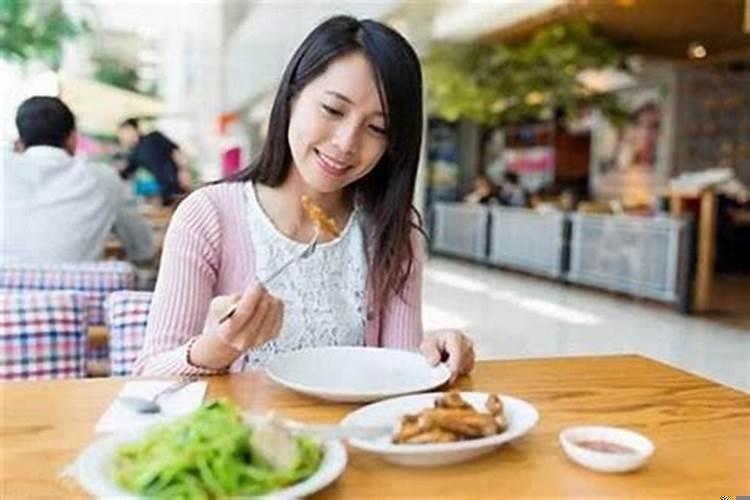 男人会随便请女人吃饭吗