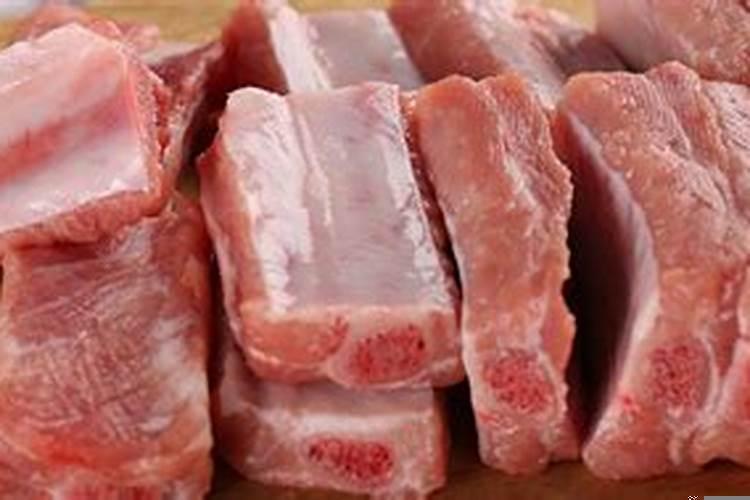 梦见啃大骨头上的肉吃