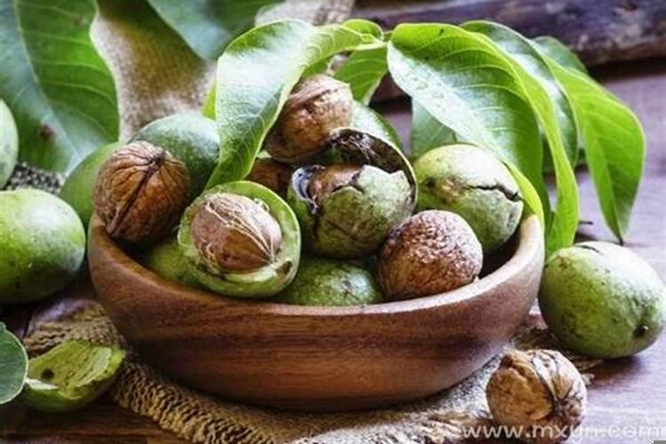 梦见吃核桃有什么征兆吗