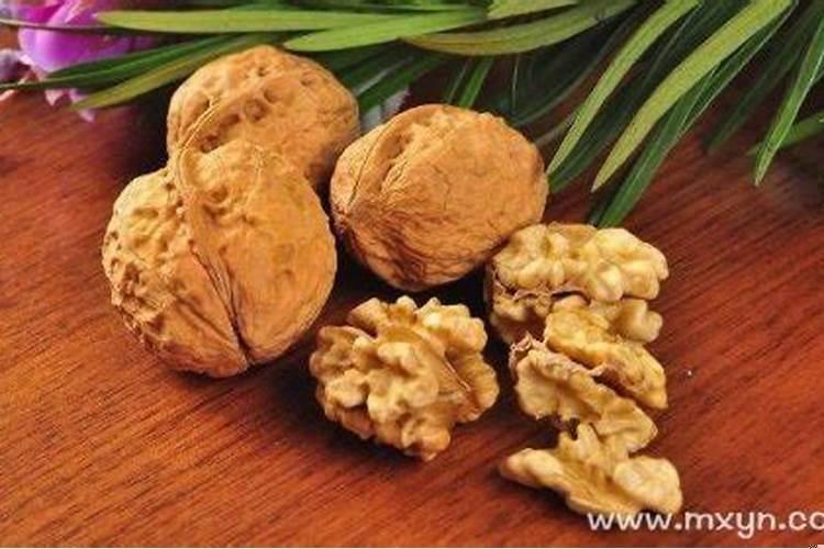 梦见吃核桃有什么征兆吗